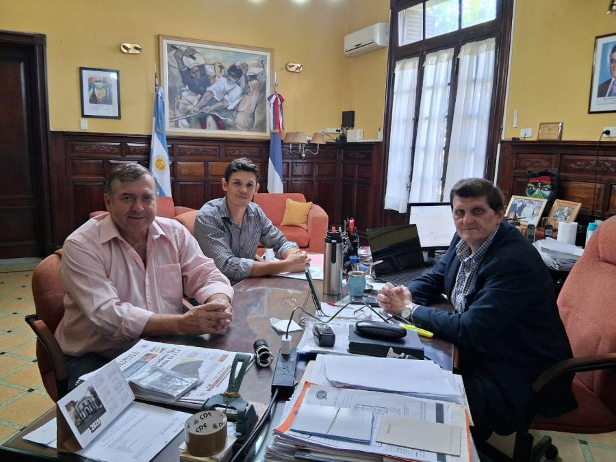 El Ministro Adolfo Safrán mantuvo un encuentro  con el Intendente la localidad de Azara, Rodolfo Kuinaschuk, y el  Secretario de Gobierno Municipal, Walter Alvez    limiteinformativo.com/articulo/el-mi…    
<a href="/misionhacienda/">Ministerio de Hacienda de Misiones</a> 
<a href="/adolfosafran/">Adolfo Safrán</a>