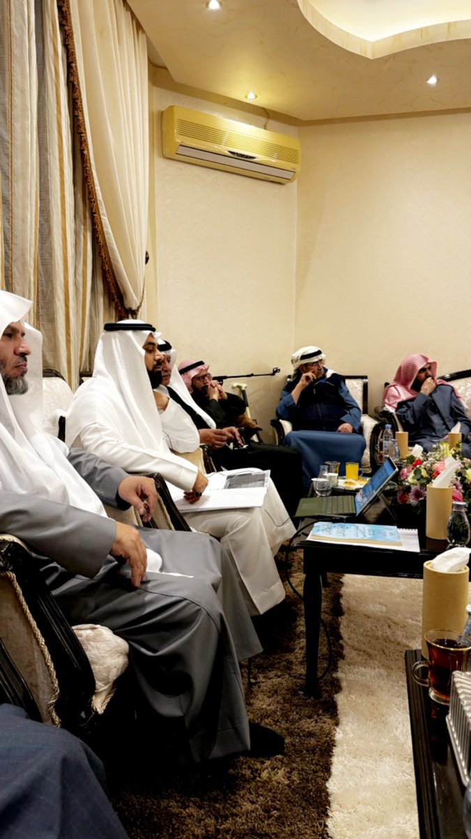 ضمن فعاليات ثلوثية الأديب محمد بن عبدالله الحميد رحمه الله، قدّم الدكتور عبدالله بن حسين آل عبدالله ورقة مميزة، ثرية في طرحها ومضمونها بعنوان "قراءة في الوثائق والمخطوطات العسيرية" وقد تخلل الأمسية العديد من المداخلات والتساؤلات التي أسهمت في إثراء الأمسية.
#أبها
#ثلوثية_الحميّد