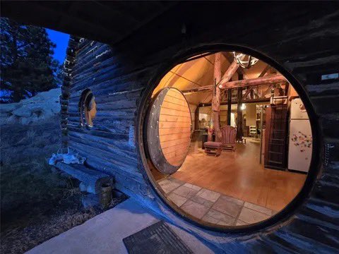 LuckyMcGee's tweet image. I REALLY want to buy this place and turn it into a Bed and 2nd Breakfast. 😍