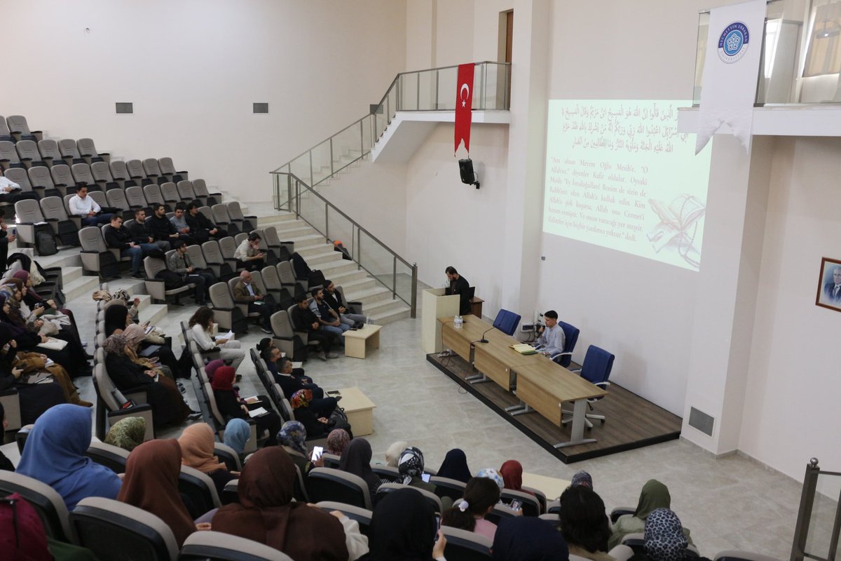 Necmettin Erbakan Üniversitesi İlahiyat Fakültesi’nde, değerli hocamız Prof. Dr. Zafer Duygu'nun “Hz. İsa’nın Tanrılaştırılması Süreci” hakkındaki konuşmasını dinledik.