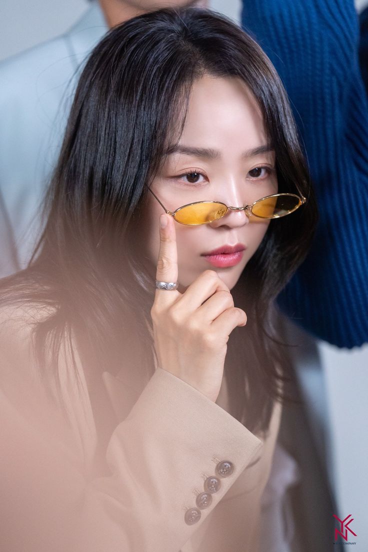 Shin Hae-sun está confirmada em três doramas para 2026: 'The Art of Sarah' com Lee Jun-hyuk, (original Netflix e já finalizado), 'Secret Audit' com Gong Myung, (tvN, as gravações estão terminando) e '1/24' com Na In-woo, (Netflix).
Animados pelo retorno da rainha da atuação? 🔥
