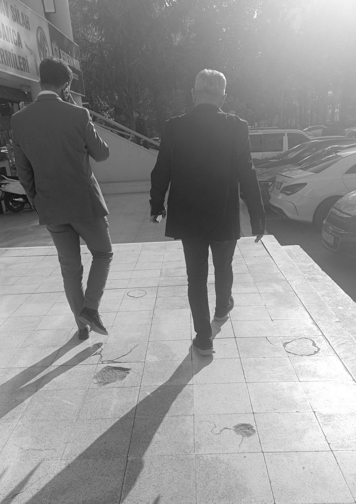 Her insan sizi farklı bir şekilde tanır değil mi? Birine göre sessizsin, birine göre gevezesin, birine göre akıllı, birine göre delisin, birine göre sıcaksın, birine göre soğuksun, birine yakınsın, birine uzaksın. Hepsi doğru. çünkü kim olduğun, kiminle olduğuna göre değişiyor