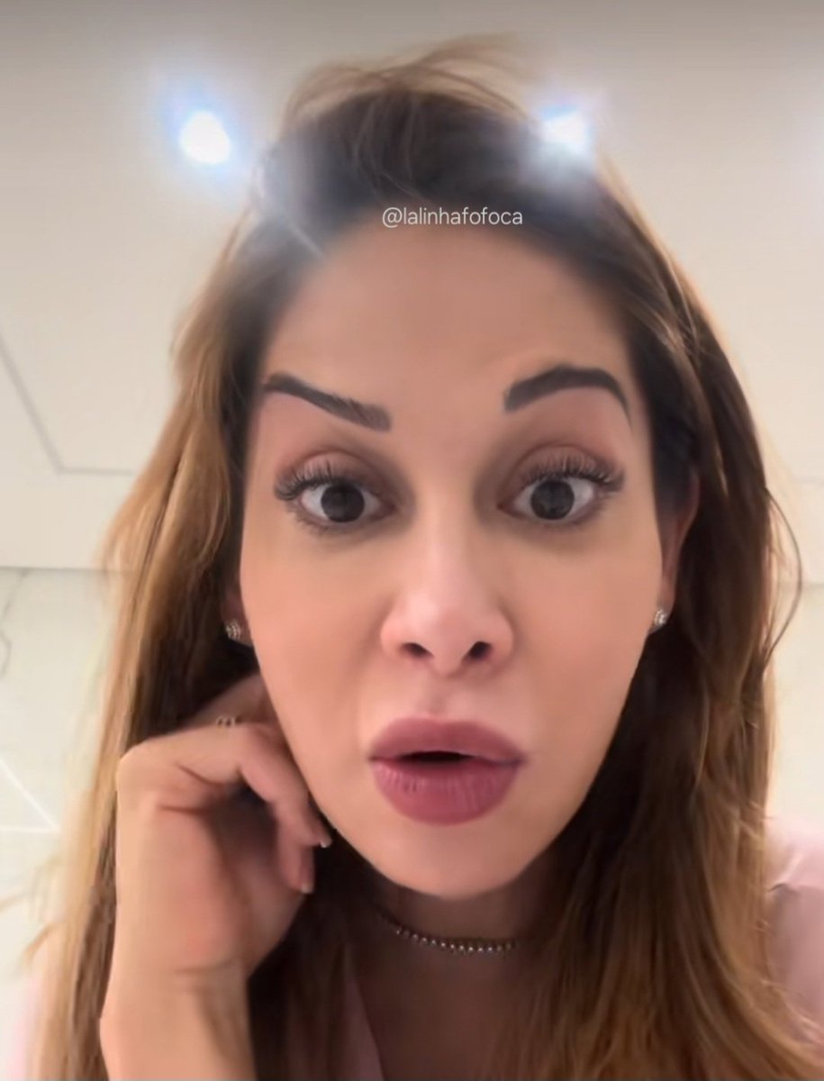 Lalinhafofoca's tweet image. 🤨 Genteeee, a Maíra Cardi fez botox e só pegou em um lado. Eu nem sei oq faria se isso acontecesse comigo. De verdade! Tem coisas que só devem acontecer com ela, não é possível!