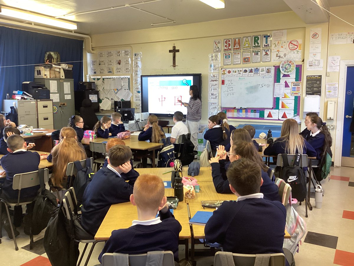 HolyChildPSBel's tweet image. P7b were learning how to say different nationalities during this week’s Mandarin lesson with Miss Hu from the Confucius Institute at the University of Ulster.

#SharingCaringLearning @StudyAtUlster @UlsterUni #confuciusinstitute