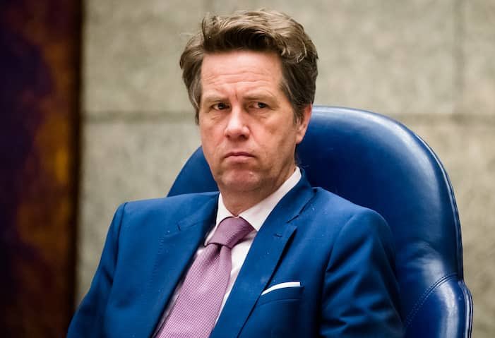 Als er drie stemmingen nodig zijn om <a href="/Martinbosma_pvv/">Martin Bosma</a> weg te stemmen is één ding glashelder: partijpolitiek is belangrijker dan kwaliteit en bewezen geschiktheid. De politiek laat zich weer eens van haar slechtste kant zien, bah!