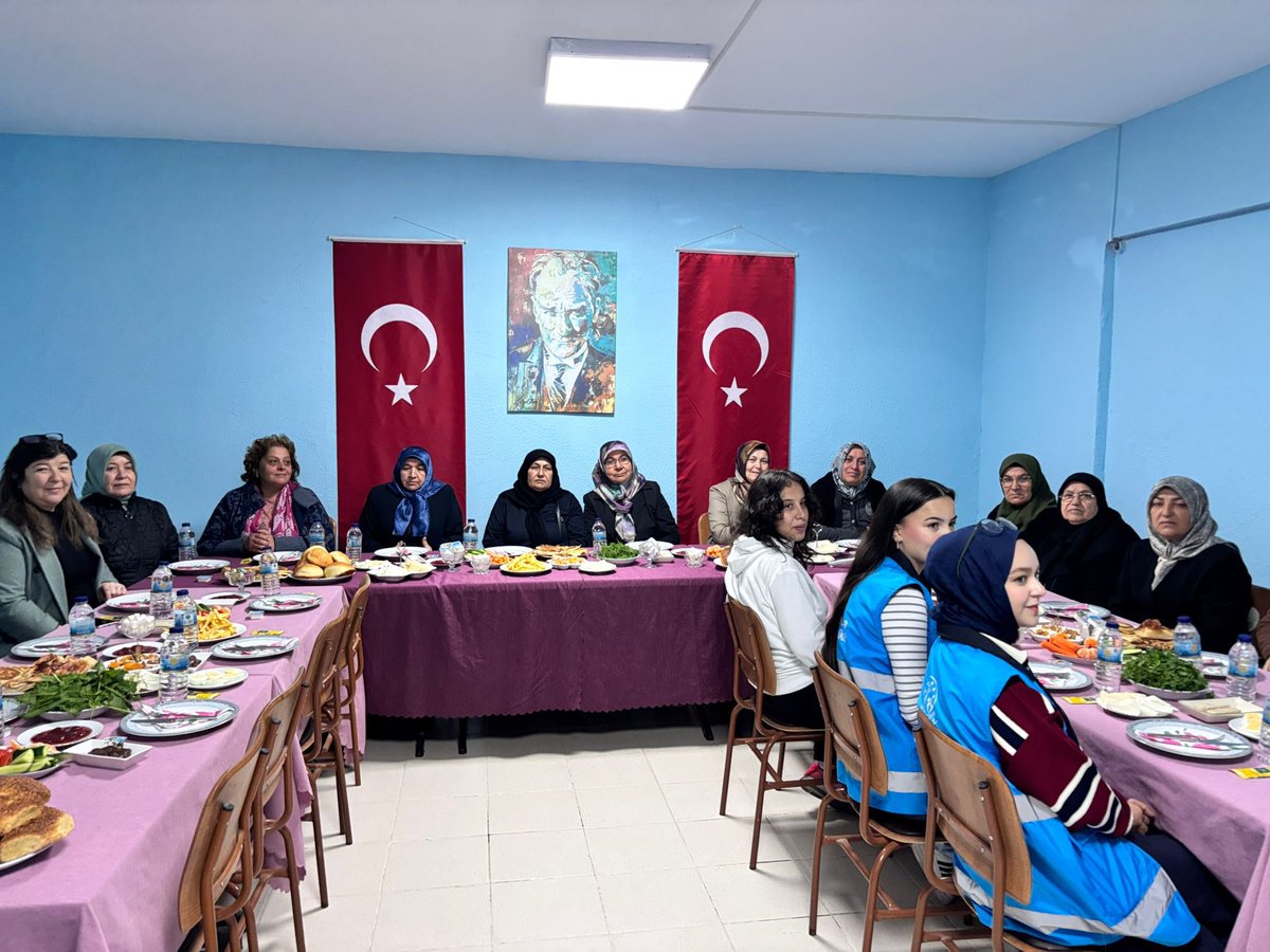 KirikkaleKYGM's tweet photo. “Ana Ocağı” projesi kapsamında şehit annelerimizi yurdumuzda öğrencilerimizle birlikte ağırladık.Annelerimize kahvaltı ikram edip, öğrencilerimizin el emeği, göz nuru hazırladıkları hediyeleri takdim ettik.Emeği geçen herkese teşekkür ediyoruz. https://t.co/YurcanxYDJ