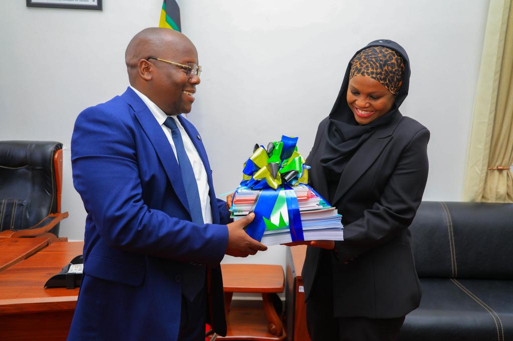 Sheria_Katiba's tweet image. Waziri wa Katiba na Sheria, Mhe. Dkt. Juma Zuberi  Homera akipokea nyaraka za ofisi kutoka kwa aliyekuwa Waziri wa Katiba na Sheria Mhe. Dkt. Damas Ndumbaro wakati wa hafla ya makabidhiano ya Ofisi yaliyofanyika Mtumba jijini,  Dodoma tarehe 18 Novemba, 2025