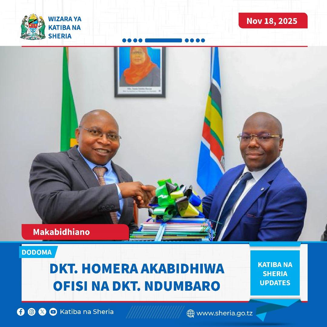 Sheria_Katiba's tweet image. Waziri wa Katiba na Sheria, Mhe. Dkt. Juma Zuberi  Homera akipokea nyaraka za ofisi kutoka kwa aliyekuwa Waziri wa Katiba na Sheria Mhe. Dkt. Damas Ndumbaro wakati wa hafla ya makabidhiano ya Ofisi yaliyofanyika Mtumba jijini,  Dodoma tarehe 18 Novemba, 2025