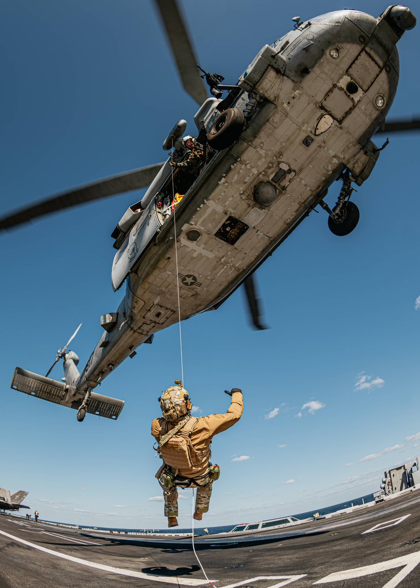USNavy's tweet image. Ready to drop in. Anytime. Anywhere.

Sailors, assigned to Explosive Ordnance Disposal Mobile Unit (EODMU) 5, attached to Commander, Task Force 70, and Republic of Korea Navy sailors participate in a fast-rope exercise on the flight deck of Nimitz-class aircraft carrier USS…