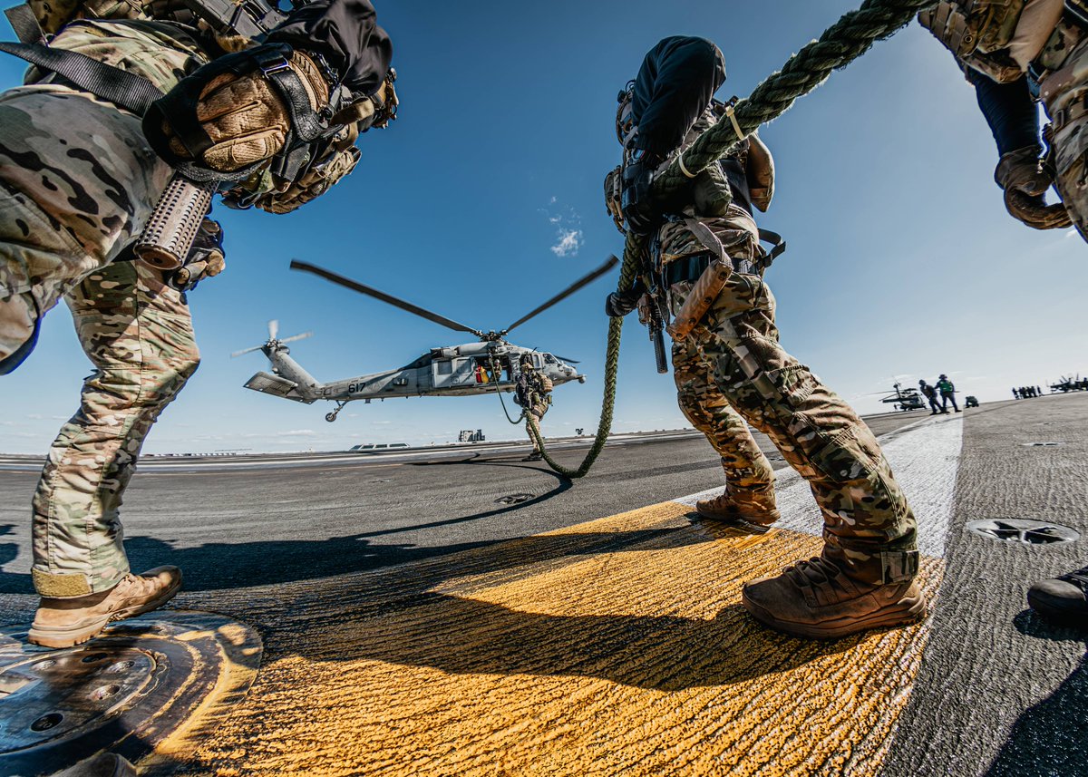 USNavy's tweet image. Ready to drop in. Anytime. Anywhere.

Sailors, assigned to Explosive Ordnance Disposal Mobile Unit (EODMU) 5, attached to Commander, Task Force 70, and Republic of Korea Navy sailors participate in a fast-rope exercise on the flight deck of Nimitz-class aircraft carrier USS…