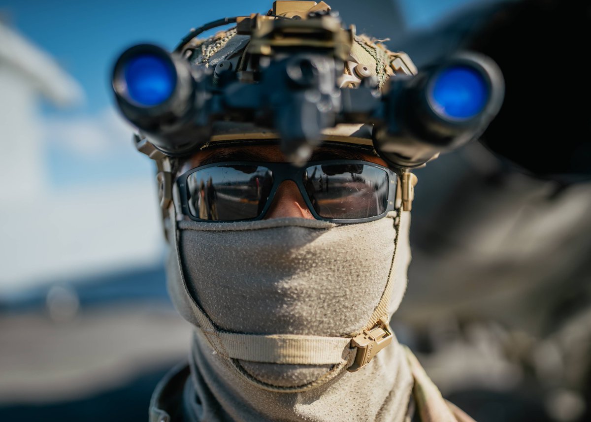 USNavy's tweet image. Ready to drop in. Anytime. Anywhere.

Sailors, assigned to Explosive Ordnance Disposal Mobile Unit (EODMU) 5, attached to Commander, Task Force 70, and Republic of Korea Navy sailors participate in a fast-rope exercise on the flight deck of Nimitz-class aircraft carrier USS…