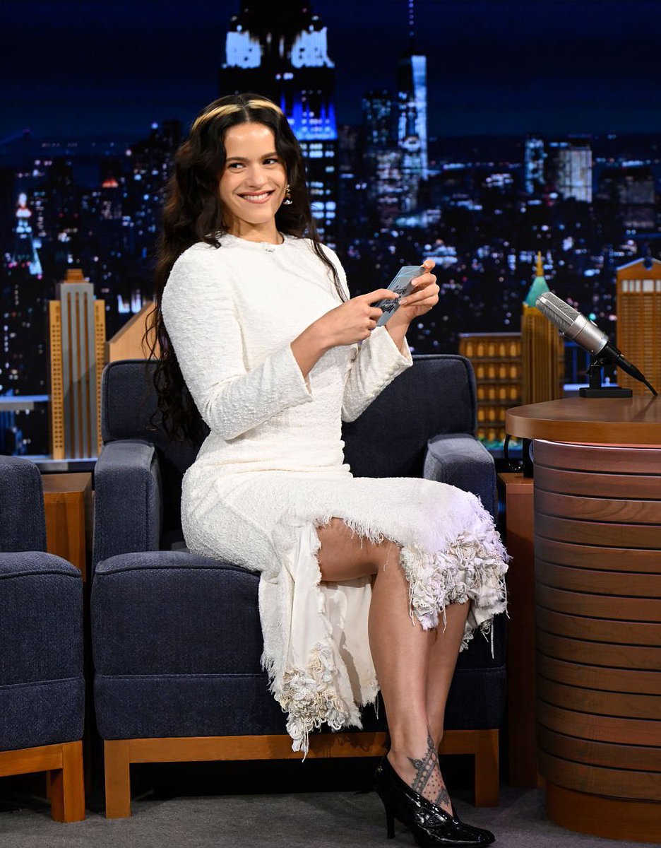 RosaliaInfo_ES's tweet image. La NFL ofreció a Rosalía actuar en el estadio Santiago Bernabéu, pero rechazó la propuesta tras no llegar a un acuerdo.

“Su espectáculo está al nivel de una Super Bowl y la NFL la tiene en su punto de mira. Un show suyo sería un bombazo” comentaron los organizadores del evento.