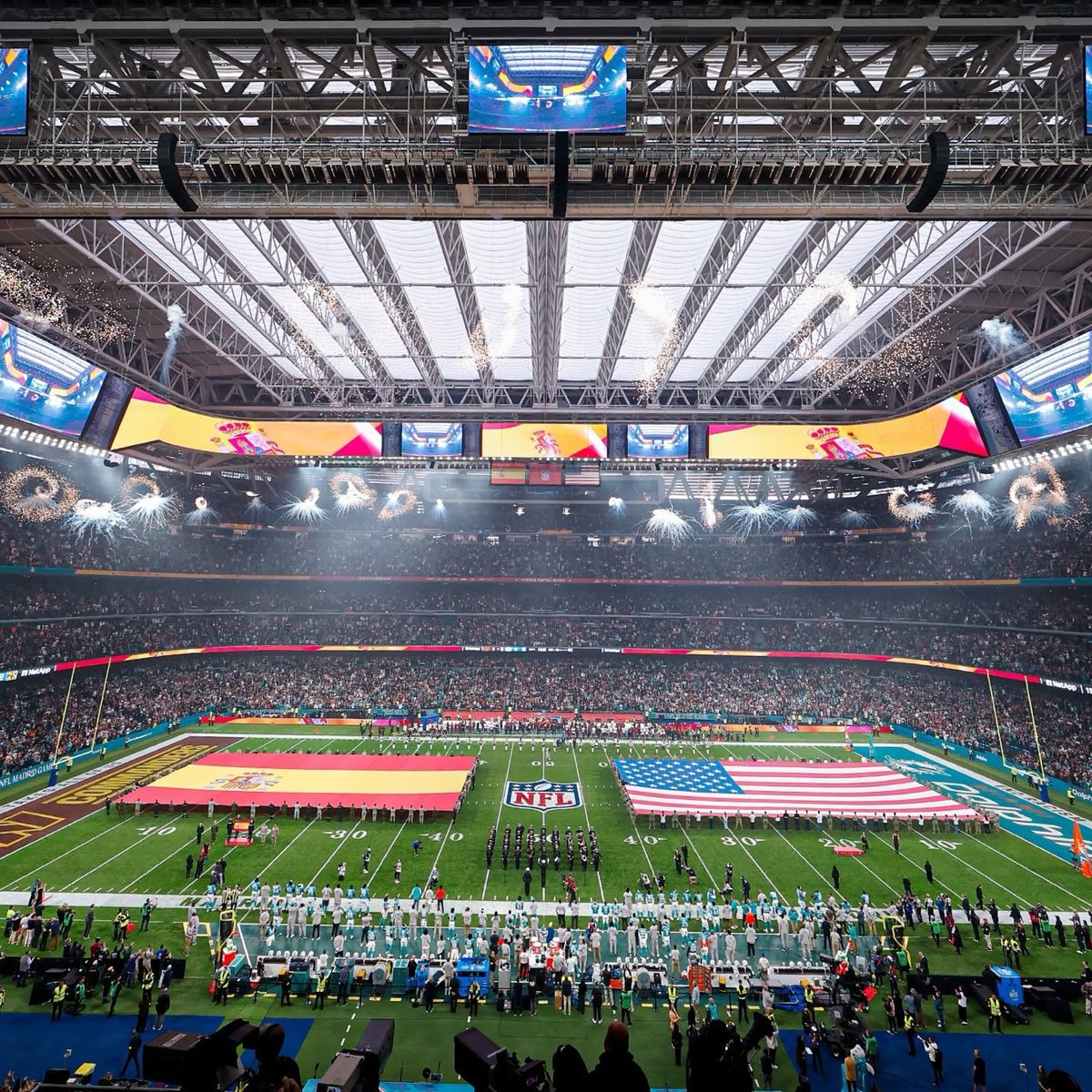 RosaliaInfo_ES's tweet image. La NFL ofreció a Rosalía actuar en el estadio Santiago Bernabéu, pero rechazó la propuesta tras no llegar a un acuerdo.

“Su espectáculo está al nivel de una Super Bowl y la NFL la tiene en su punto de mira. Un show suyo sería un bombazo” comentaron los organizadores del evento.