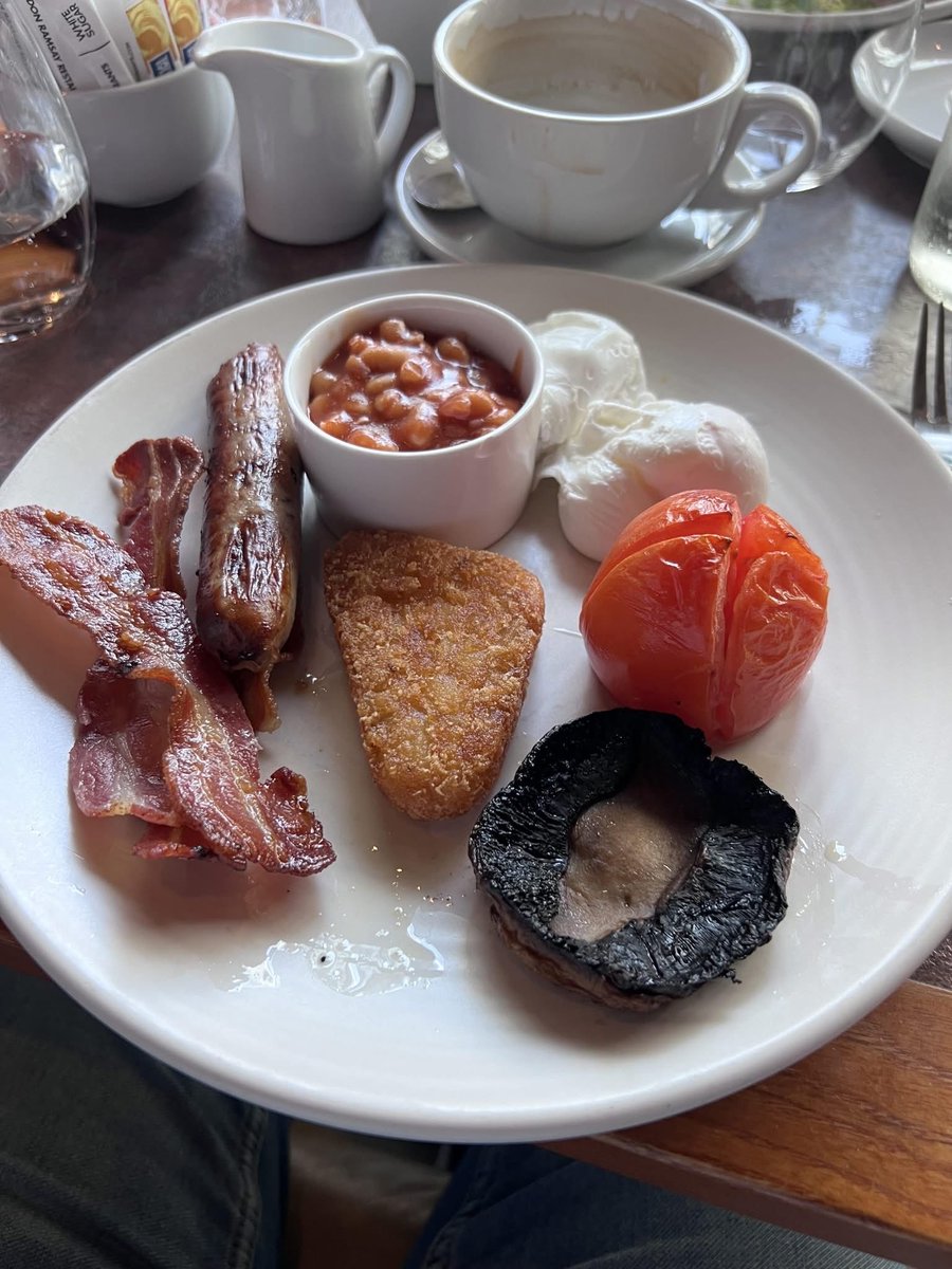 jackrussellcb's tweet photo. @GordonRamsayGRR what’s your view on this breakfast? Cost £19 for a greasy yet dried up dish. Seems you need to get you effing arse down there and sort them out! (bread st). https://t.co/ZknUGJ2SJc
