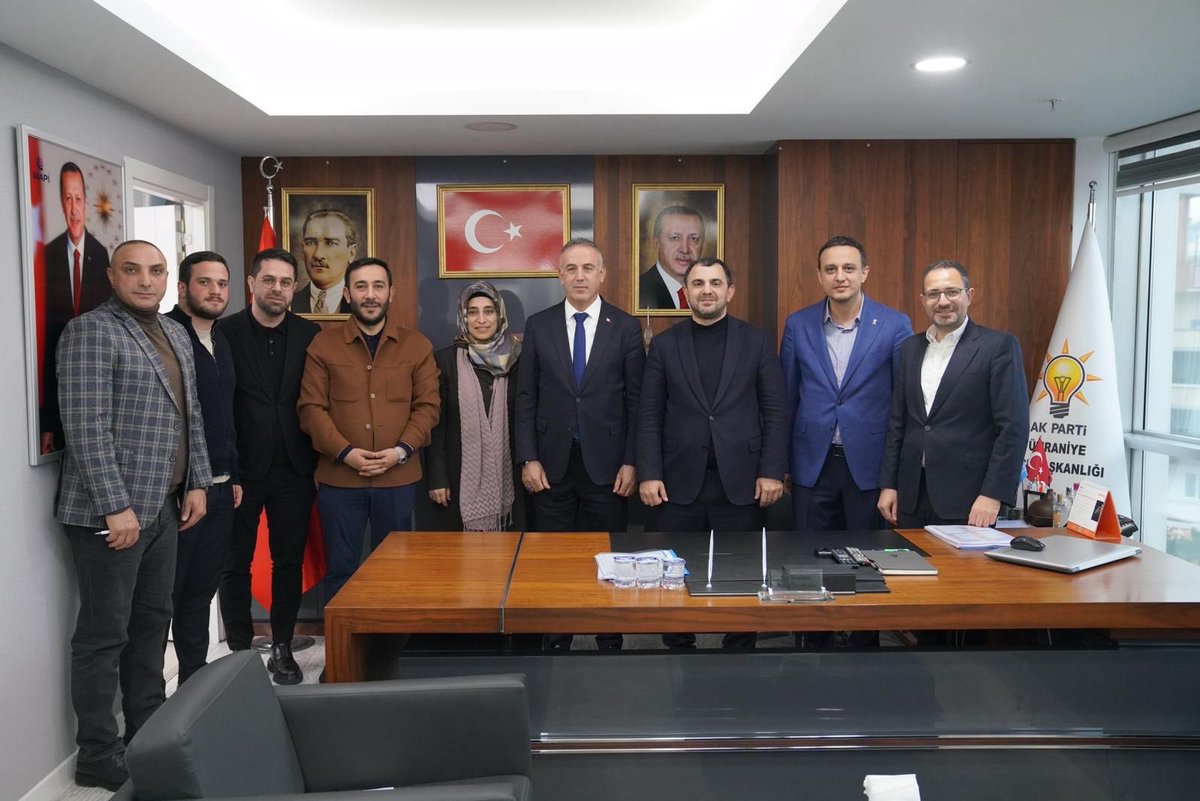 Ümraniye İlçe Başkanlığımızı ziyaret ederek teşkilat gündemli değerlendirme toplantımızı gerçekleştirdik. 
İlçemizin yürüttüğü çalışmalar, saha faaliyetlerine yönelik planlamalar detaylı şekilde ele alındı.
Teşkilat mensuplarımızla birlik ve beraberlik içinde, güçlü bir