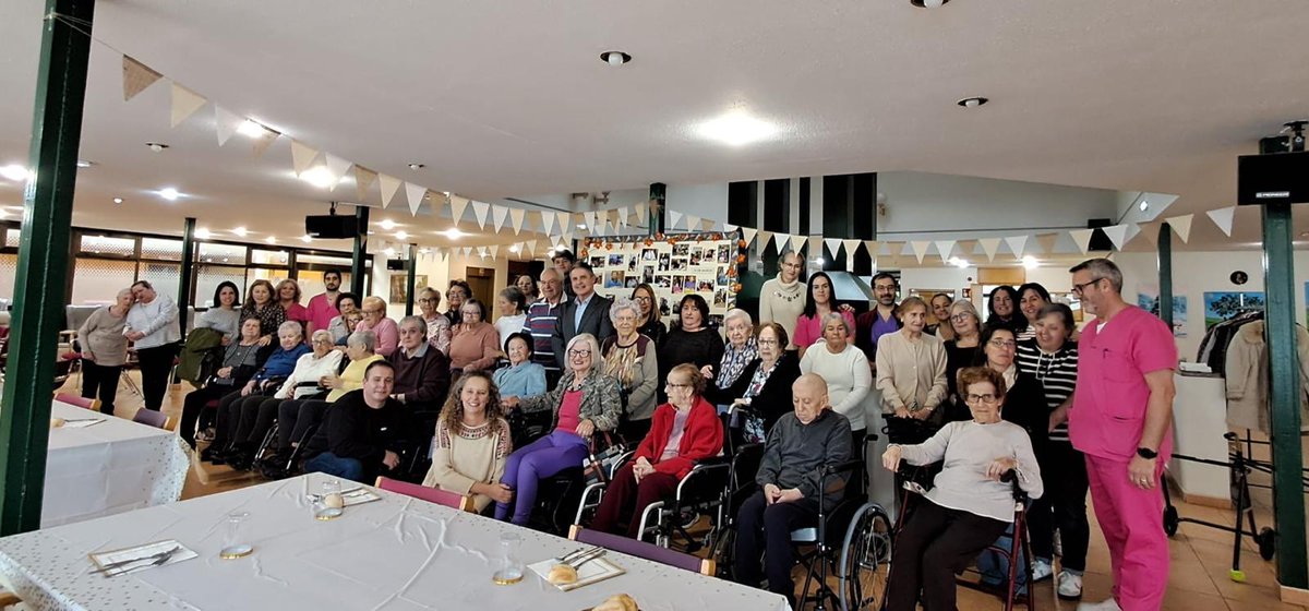socialasturias_'s tweet image. ✨ Aurora celebra 20 años en el Centro de Día Jardín de Cantos de #Avilés ✨
🤝 El DG @EnRoNu compartió este momento junto a su familia y el equipo del centro.
🫂 Personalizar el cuidado = bienestar, pilar de la #EstrategiaCuidAs

#CuidAs #EnvejecimientoActivo #AsturiasCuida