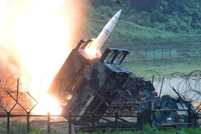 Radio1Rai's tweet image. 🔵Guerra #UcrainaRussia. #Kiev ha colpito strutture militari russe con missili tattici #Atacms. Il Cremlino  &quot;Intercettati droni verso Mosca, chiusi 2 aeroporti. Kiev non aveva mai reso noto di utilizzare sistemi missilistici balistici avanzati forniti dagli Usa.