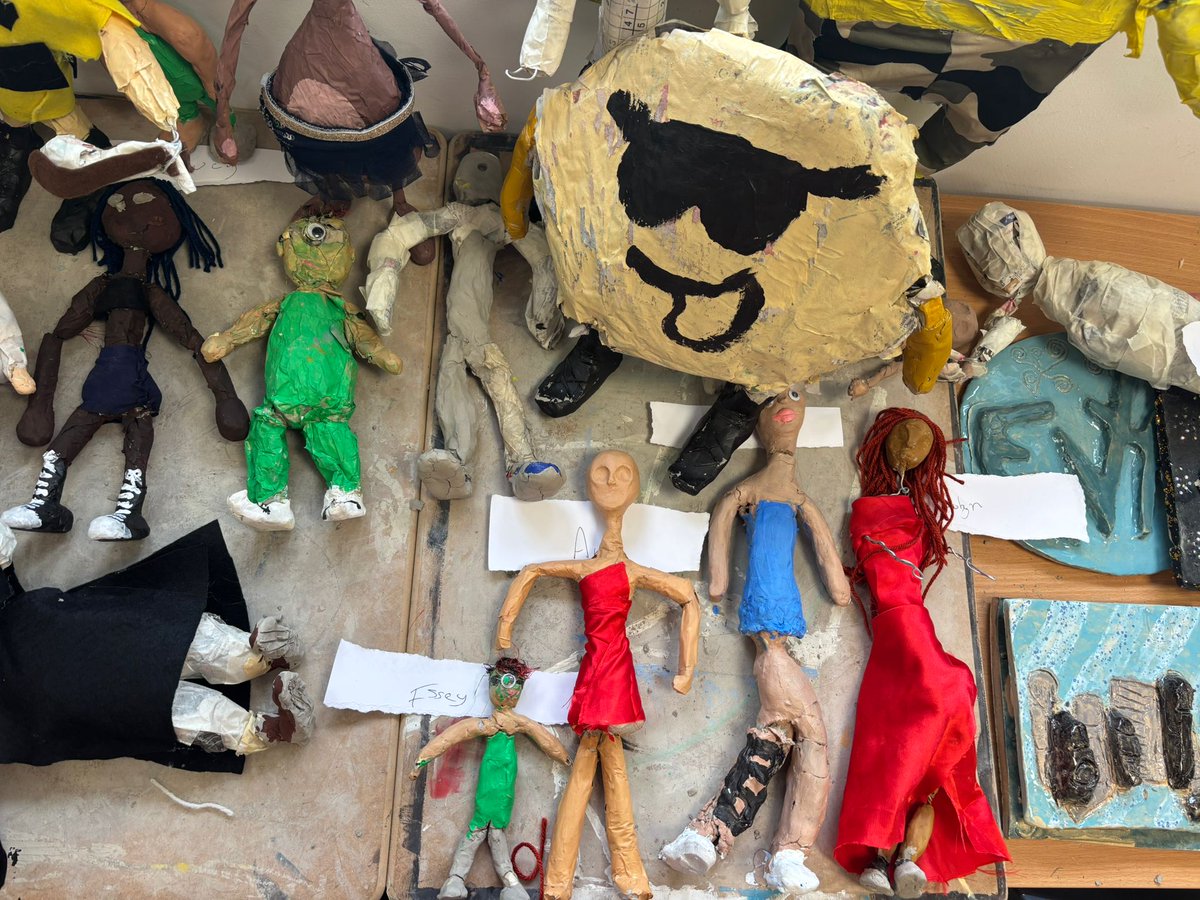 enfield_cc's tweet image. TYB students showing off their puppetry artwork from their first module of Art. 🎨

Students were inspired to create puppets based on original characters and reimagined characters from pop culture. 🌟

Fantastic work from students who never participated in art before now! 👍🏻🖌️