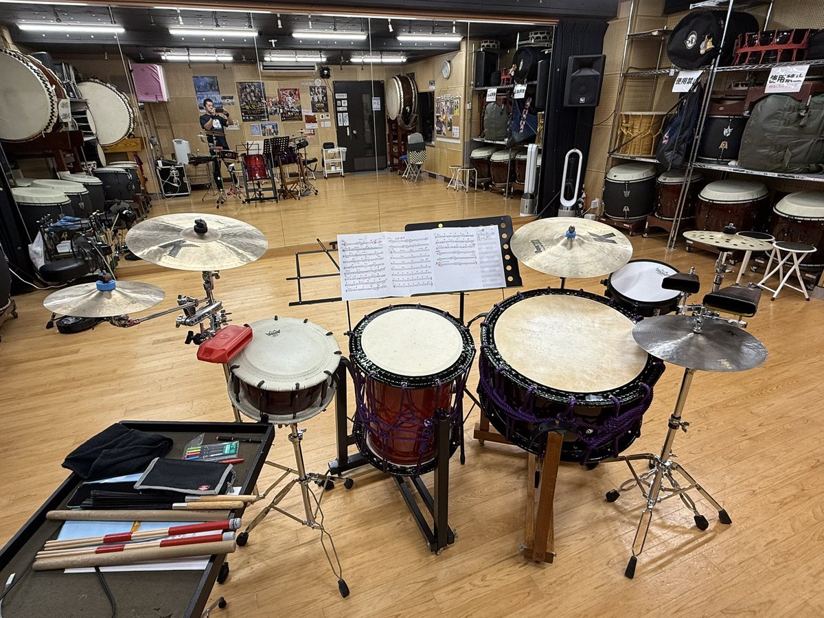 hidano_taiko's tweet photo. 本日はコチラ

長い付き合いの篠笛神楽笛奏者
秋吉沙羅トリオ  にゲスト出演‼️

#秋吉沙羅 (篠笛神楽笛)
#Vanagierig (pf)
#Giuseppebassi (B)
#ヒダノ修一 (太鼓)

外人さん2人
今回の為に呼ぶって凄い💦　

沙羅ちゃんの笛は最高ですよ👍

文京区湯島 麟祥院本堂

開場18:30
開演19:00
当日￥5.500 https://t.co/b7PLO8PtEH