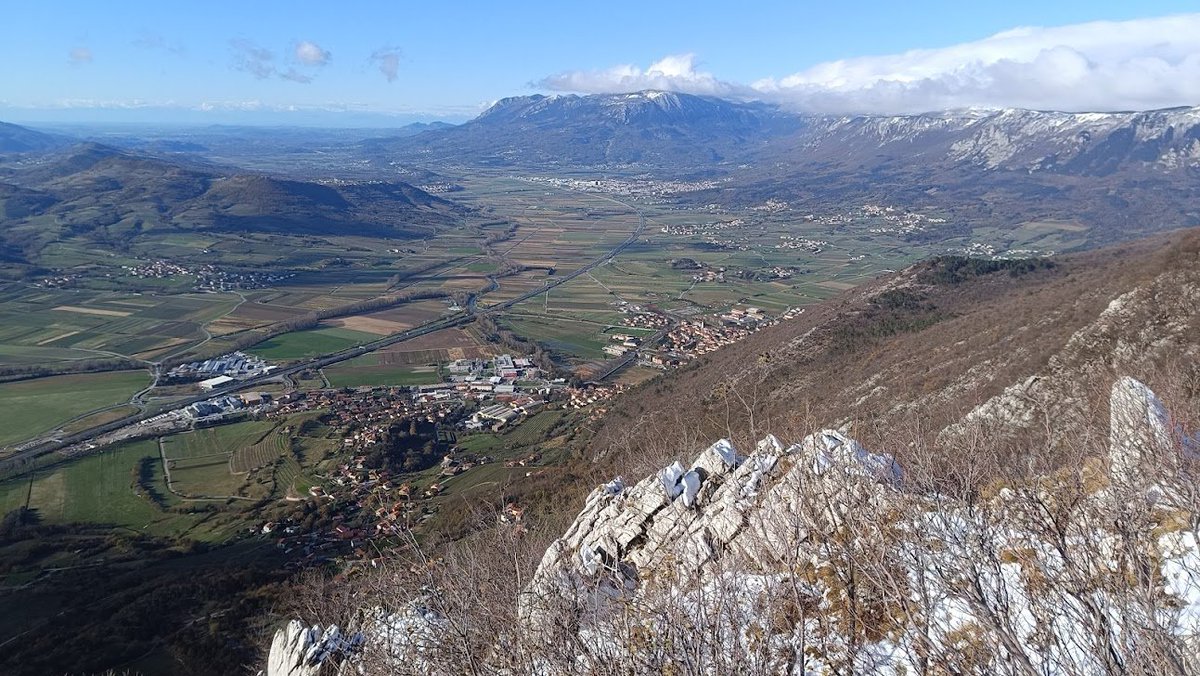 JKTilen's tweet photo. Gradiška Tura po Furlanovi in Otmarjevi ferati. Prvi letošnji sneg (na vrhu), jaz pa v Vipavsko dolino. Ferati sta zanimivi in tudi kar zahtevni, predvsem začetek Otmarjeve, kjer je potrebna precejšnja moč oz. vzdržljivost, močno pa ob spopadanju pri tem priporočam počivalno vrv. https://t.co/DoFKt0ZfXm