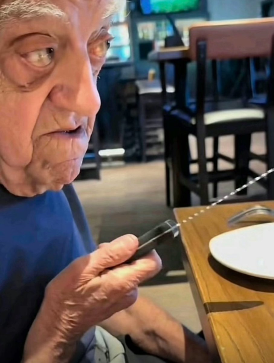 Boujie_Banton's tweet image. MY GREENS BETTER HAVE THEM HAM HOCKS IN THERE OR ELSE!