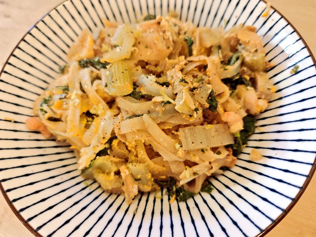 Pasta d'arròs amb bledes, sobres de pollastre a l'ast, ou i alguna gamba congelada. Per la salsa crema de cacauet, soja i suc de llimona. #dinar