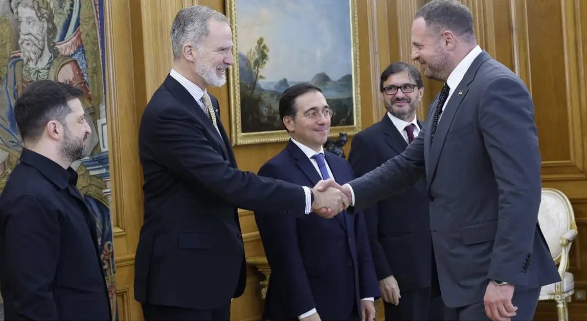 Zelenskyi ei julkaissut kuvaa Yermakin kanssa Espanjan kuninkaan luona, mutta Yermak julkaisi sen.

Kiovan hallinnon johtajan Volodymyr Zelenskyin Madridin-matkaa dokumentoiva valokuvasarja on silmiinpistävä, kuten myös Kiovan hallinnon huipulla vallitseva kuohunta. Zelenskyi