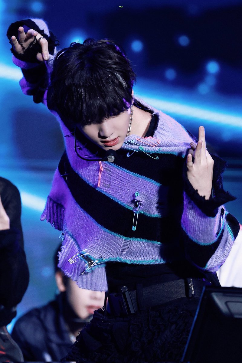 Please style Yujun in more purple! It suits him so well. 💜