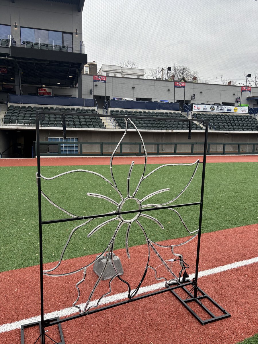 goflyingboxcars's tweet image. DiamondFest displays are being installed! ❄️

Displays will include PoinsettiaLand, a light tunnel, the 12 days of Christmas, Santa’s helpers, and a train station! More activities will surround the park!

🎟️ tinyurl.com/3hs5dfzx
📰 diamondfesthagerstown.com/faqs

#AllSystemsGo🛫