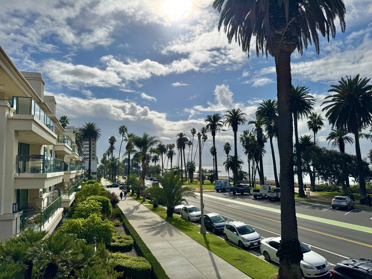Santa Monica Weather:

✅ High of 60° 
✅ Clouds &amp; Sun 
✅ Rain on Thursday 

Photo taken at 10:30am 
 
🌴🎡🏄🏾‍♀️ 🇺🇦 

#California #cawx #beachlife #santamonica