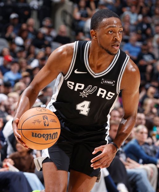 FastBreakTips's tweet image. #NBA 

🗓️ 18/11 

De’Aron Fox over 24,5 points 
@ 1,66 💰 1.5% 

Fox sort d&apos;un match explosif à 28 pts contre son ancienne équipe. 22 points de moyenne en 6 matchs cette saison.
Ce soir les Spurs sans Wembanyama et Stephen Castle, Mr Fox va être au coeur du scoring de son équipe.…