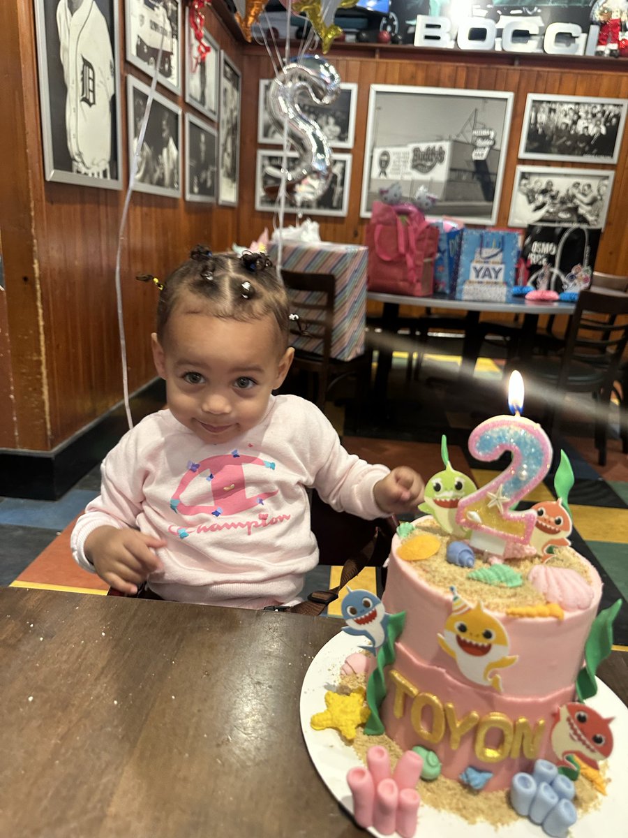Can you tell she loved her cake? Lol happy birthday honey 🥹🩷