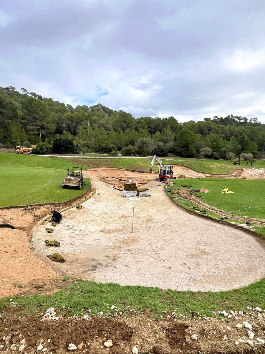 Mafergolf's tweet photo. Avanza el nuevo búnker frontal del hoyo 3 en Golf de Andratx: más de 600 m² de obra donde combinamos precisión, drenaje de élite y máxima durabilidad. @betterbillybunker, @durabunker para crear un búnker de última generación. Seguimos elevando estándares. ⛳🚧✨ @GolfdeAndratx https://t.co/f4PNryOz1f