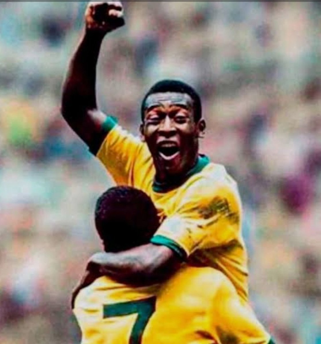 لا شك ان استضافة الرئيس الأمريكي دونالد ترامب لرونالدو تاريخية و لها صدى واسع و لكن لمن لا يعلم ان الرئيس دونالد ترامب أعلن في وقت سابق من هذه السنة ٢٠٢٥ بعد نهائي كأس العالم للاندية أن بيليه هو الأعظم في تاريخ كرة القدم GOAT  🐐 . 
قالها ترامب بنفسه .
اما كريستيانو رونالدو فهو