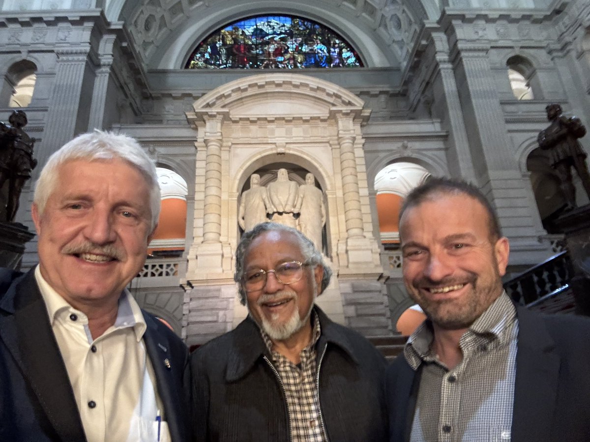 evontobel's tweet image. Heute durften wir EDU-Nationalräte einen besonderen Gast begrüssen: Rabi Maharaj, Autor von &apos;Der Tod eines Guru&apos;, das in rund 75 Sprachen übersetzt wurde. Sein Buch und seine Vorträge haben viele Menschen zum Glauben an Jesus Christus geführt. Dankbar für die Begegnung.