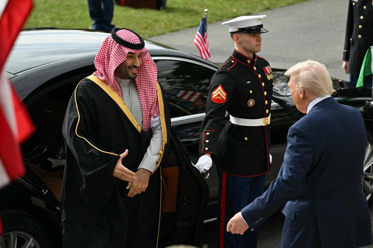 MnsAlkhaldy's tweet photo. سيّد الشرق من جاله ليا جاله
اعرض الطايرات وزيّن الفرشه

اشهد ان الزعيم النادر لحاله
البشر تدّهر والارض منخرشه 

كل حاكم يشوف الحشد والهاله
يلحقه شك في حكمه وفي عرشه 
🇸🇦💚

#محمد_بن_سلمان_في_واشنطن
#زعيم_الشرق_الأوسط 
#السعودية_الع https://t.co/Oe7CuqzfRY