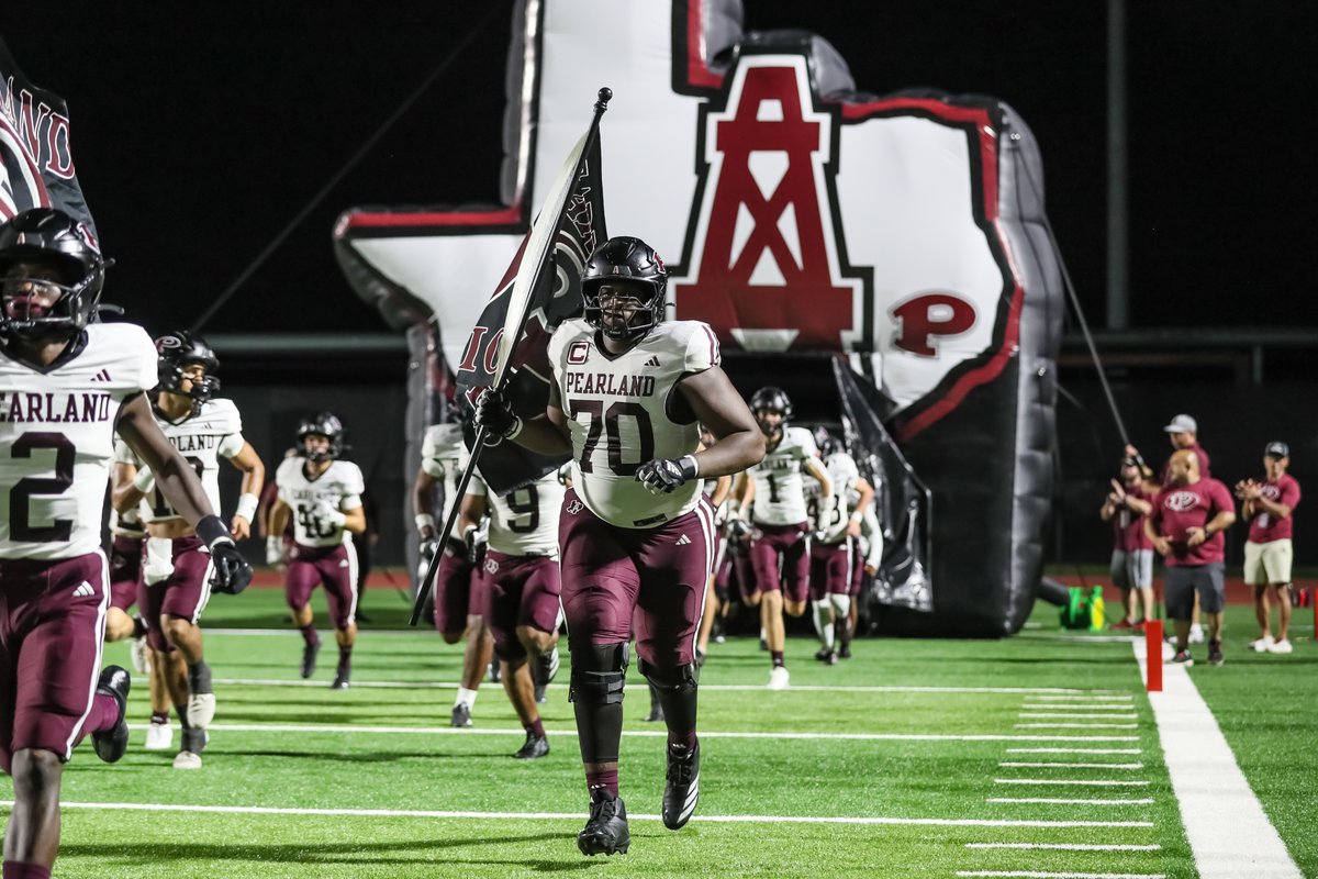 An Area Round matchup of unbeaten teams. Somebody's season has to end.

It's <a href="/DickinsonFB/">DHSGatorFB</a> vs <a href="/PearlandOilers/">Pearland Football</a> on Friday night. Who ya got? 🍿

📸: Andy Tolbert &amp; Lloyd Hendricks

Preview &amp; prediction from Matt Stepp:
texasfootball.com/article/2025/1…