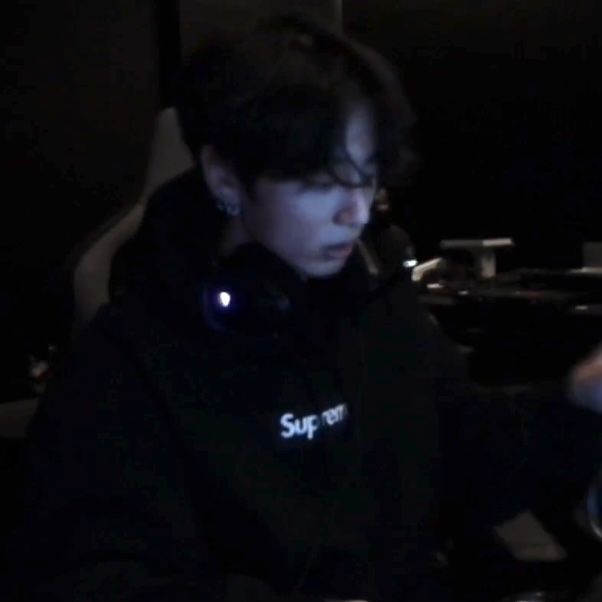 lovelytaegoo_'s tweet photo. #taekookau mensagem errada📱

jungkook esconde um lado que ninguém imagina atrás da fachada de aluno bobinho, mas uma mensagem enviada por engano ao nadador mais cobiçado da faculdade expõe sua farsa e desperta o interesse de quem ele menos esperava https://t.co/Dx9WEB0VRs