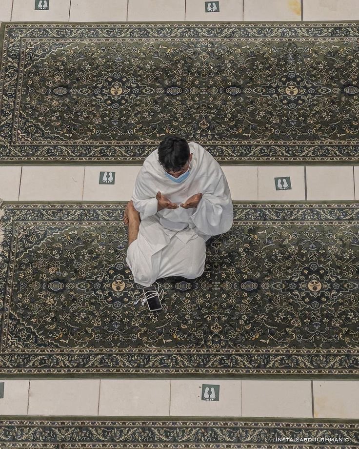 "أنتَ المُنادَى بهِ في كلِّ  حادثةٍ
وأنتَ ملجأ مَن ضاقت بهِ الحيلُ
أنتَ الغيّاث لمن سُدّت مذاهبُهُ
أنتَ الدليل لمن ضلَّت بهِ السبل"