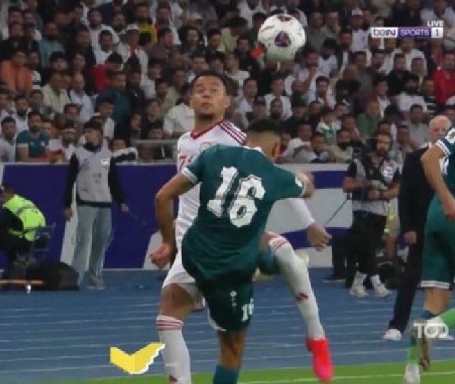 RashedYA11's tweet image. الفار ماشاف هاللقطات.. بس شاف كورة راجعه من راس لاعب ل ايده من بين ١٨ لاعب فالمنطقة

نبذة عن فساد الاتحاد الاسيوي 
مستحيل نتاهل بوجود هذا الاتحاد المرتشي