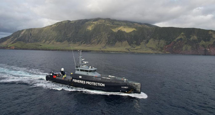 emepege's tweet photo. En una escala inesperada motivada por el fuerte temporal que azota el Atlántico Sur, el patrullero FPV Lilibet, buque oficial del gobierno de las Islas Falkland/Malvinas, ingresó este lunes al puerto de Piriápolis. La parada técnica no prevista permite a la tripulación realizar inspecciones, controles de seguridad y esperar repuestos antes de reanudar su tránsito hacia las aguas patagónicas, donde habitualmente combate la pesca ilegal. El Lilibet, incorporado en 2023 tras un contrato de 15 años con Seagull Maritime Ltd., es un moderno patrullero de largo alcance basado en el diseño Damen Stan Patrol 5009.
Con una longitud total de 50,1 metros, manga de 9,4 metros y calado de 3,5 metros, este buque de acero con superestructura de aluminio desplaza aproximadamente 479 toneladas brutas.
Su velocidad máxima alcanza los 29,5 nudos, impulsado por sistemas de propulsión eficientes que le otorgan una autonomía superior a 40 días en operaciones en mar abierto, con capacidad para hasta 28 tripulantes.  Equipado para vigilancia marítima, búsqueda y rescate (SAR), y enforcement, cuenta con un RIB heavy-duty MST 750SR en rampa de popa, capaz de 38 nudos y transportar hasta 10 personas, ideal para intercepciones rápidas.
Además, incluye sistemas náuticos avanzados como radares, comunicaciones satelitales y una cubierta reforzada para interoperabilidad en rescates. Esta llegada genera interés local en Piriápolis donde el buque británico –bajo bandera del Reino Unido– atraca en medio de tensiones históricas por la soberanía de las Malvinas. Fuentes portuarias indican que la estadía, coordinada con autoridades uruguayas, no implica actividades operativas en aguas nacionales, respetando la neutralidad del país en el diferendo argentino-británico. Vecinos y turistas se acercaron al muelle para observar el imponente navío, que mide más de medio campo de fútbol de largo y representa la vanguardia en patrulla pesquera. El temporal, con vientos superiores a 50 nudos y olas de hasta 5 metros reportados por el Inumet, forzó la desviación desde su ruta habitual.
El Lilibet, nombrado en honor a la Reina Elizabeth II (su apodo infantil), ha participado en rescates notables, como el del FV Argos Georgia en julio 2024, donde salvó a 13 tripulantes en aguas subantárticas.
Su rol principal es proteger las zonas económicas exclusivas de las Falklands contra la pesca ilegal, no declarada y no reglamentada (INDNR), un problema global que afecta recursos marinos .Autoridades del puerto estiman que la parada durará unos días, dependiendo de la entrega de repuestos desde Montevideo. Mientras, la tripulación realiza mantenimientos rutinarios, asegurando el cumplimiento de estándares del UK Maritime and Coastguard Agency, que en 2023 identificó aspectos menores post-inspección.
Este evento resalta la vulnerabilidad de la navegación en el Atlántico Sur, exacerbada por el cambio climático, y pone a Piriápolis en el mapa como refugio seguro. En contexto regional, Uruguay mantiene relaciones equilibradas con ambos reclamantes de las Malvinas, facilitando escalas técnicas sin comprometer su posición. Expertos en relaciones internacionales ven esto como un ejemplo de cooperación marítima pragmática. @RoyalNavy credito imagen: a quien corresponda