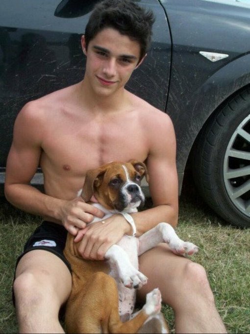 Él + mi perrito: miradas que encienden, manos que buscan y besos robados entre pelitos. Ambos me tienen derretido. 🐶❤️😏🔥💫 #ÉlYYo #DogLover 

#ChicosConMascotas 🐾🐶🐱

✨ #Follow 👉 instagram.com/divercity.mx/