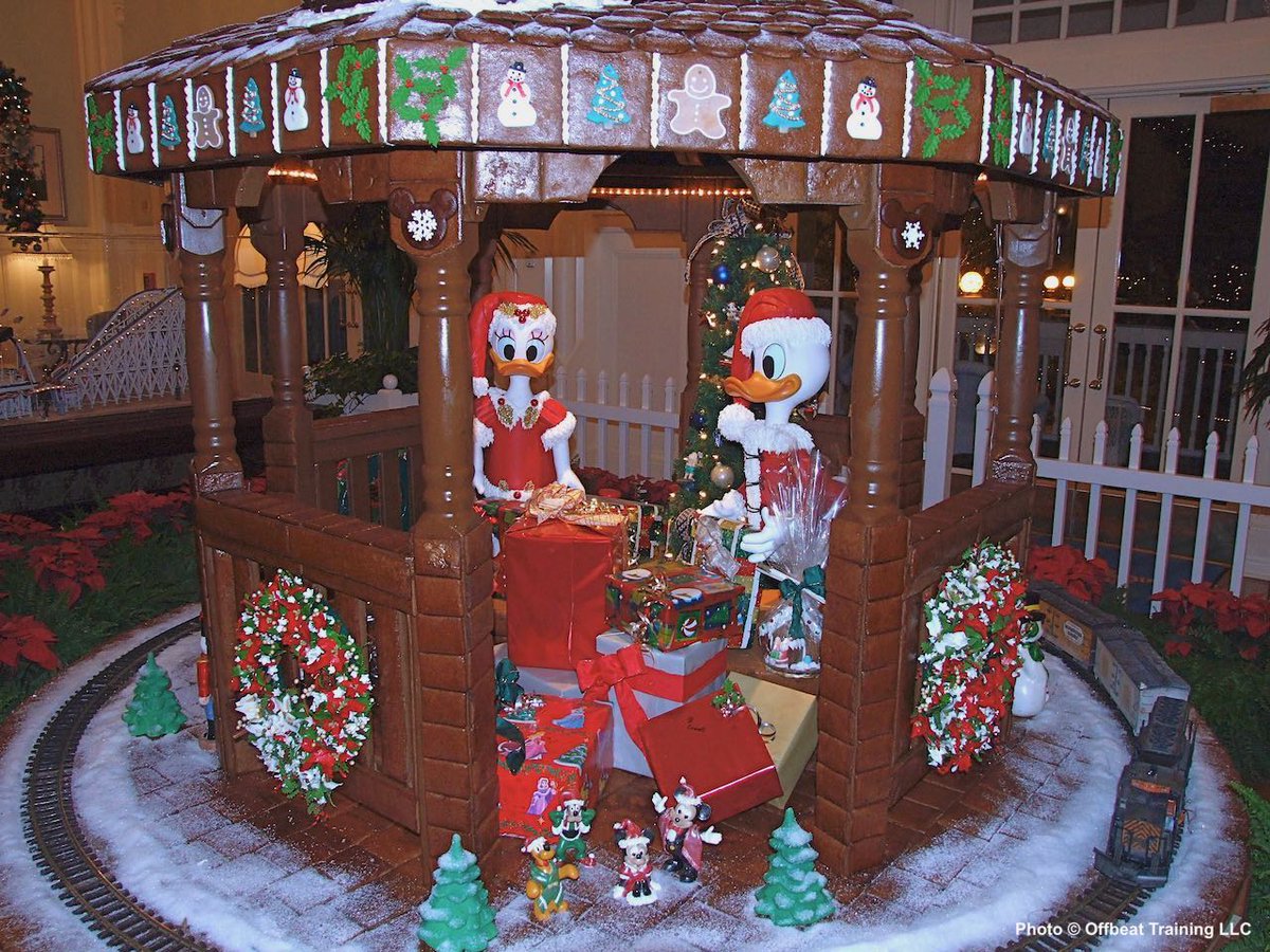 LikeaMouseTips's tweet image. Disney Christmas 2007. A charming gingerbread display featured Donald and Daisy at the Boardwalk Resort. Posts courtesy The Santa System. santasystem.com