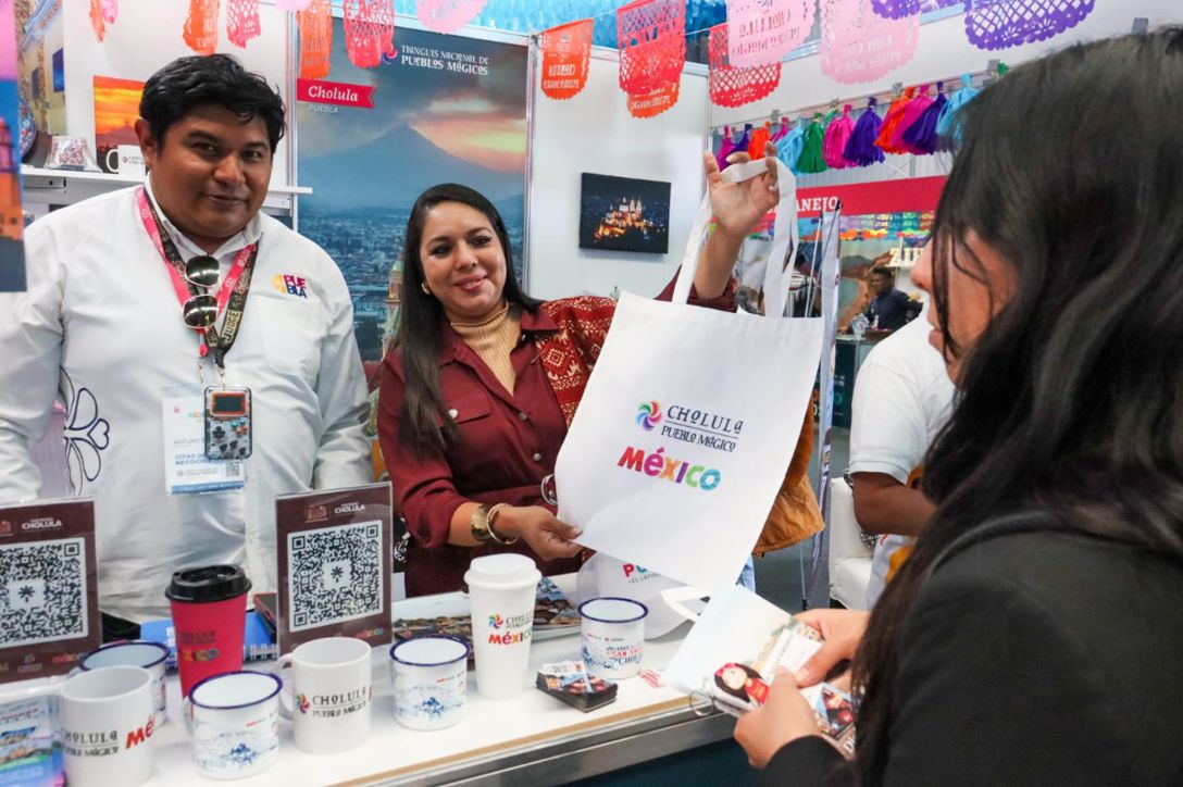 MAS_NOTICIAS's tweet image. VISITAN 4 mil 200 personas stand de #Cholula en Tianguis Nacional de Pueblos Mágicos realizado el fin de semana en #PachucaHidalgo 

+ Además,  @GobiernoCholula concretó 168 citas de negocios con agencias de viajes, tour operadoras y con otros Pueblos Mágicos a fin de fortalecer…