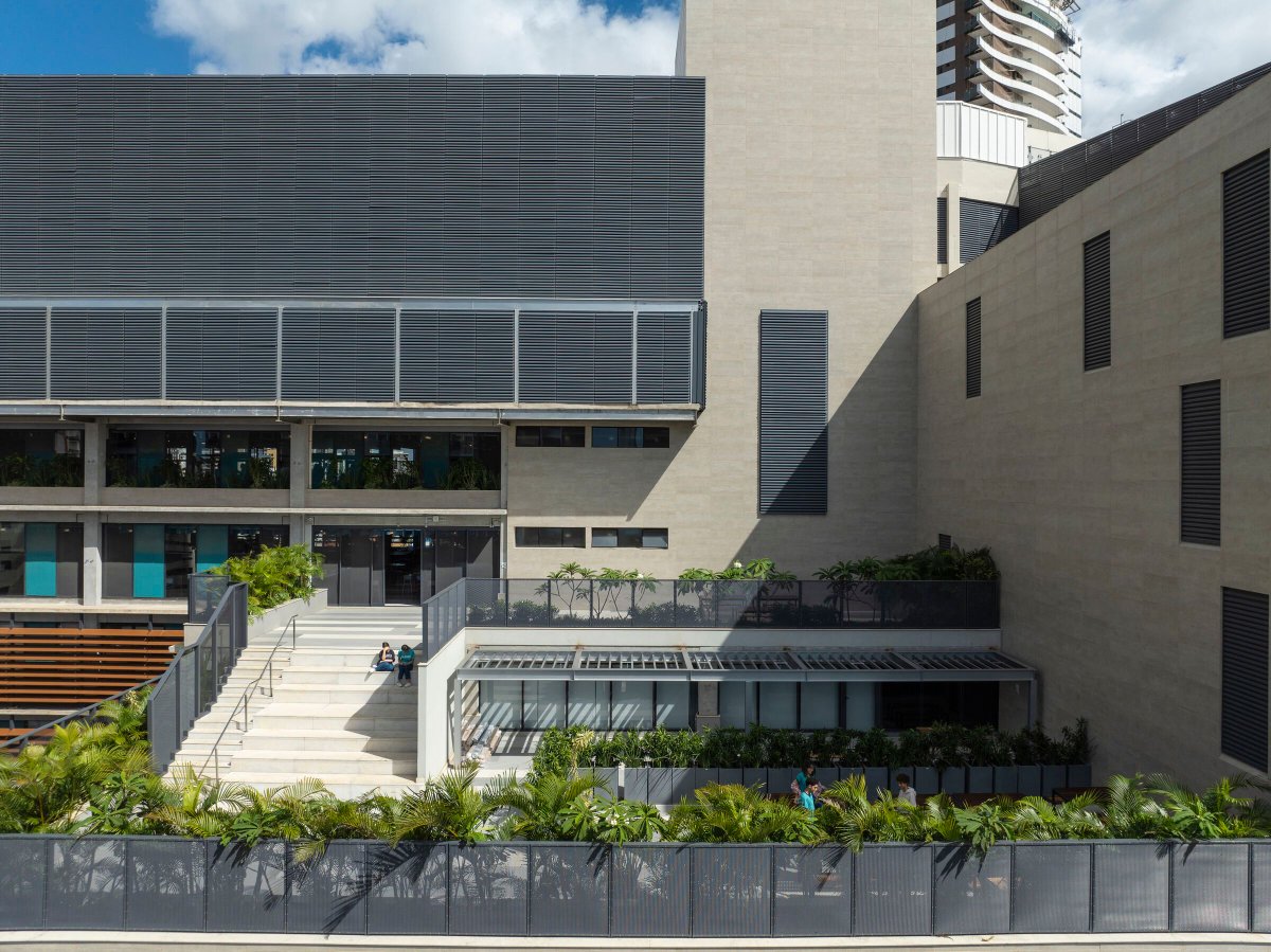 Archello's tweet image. BCMF Arquitetos’ Bernoulli School uses a modular prefabricated concrete system, solar-oriented brise-soleils, and exposed mechanical and acoustic systems to enhance efficiency, adaptability, and long-term performance.
archello.com/project/bernou… 

#ModularDesign #BriseSoleil