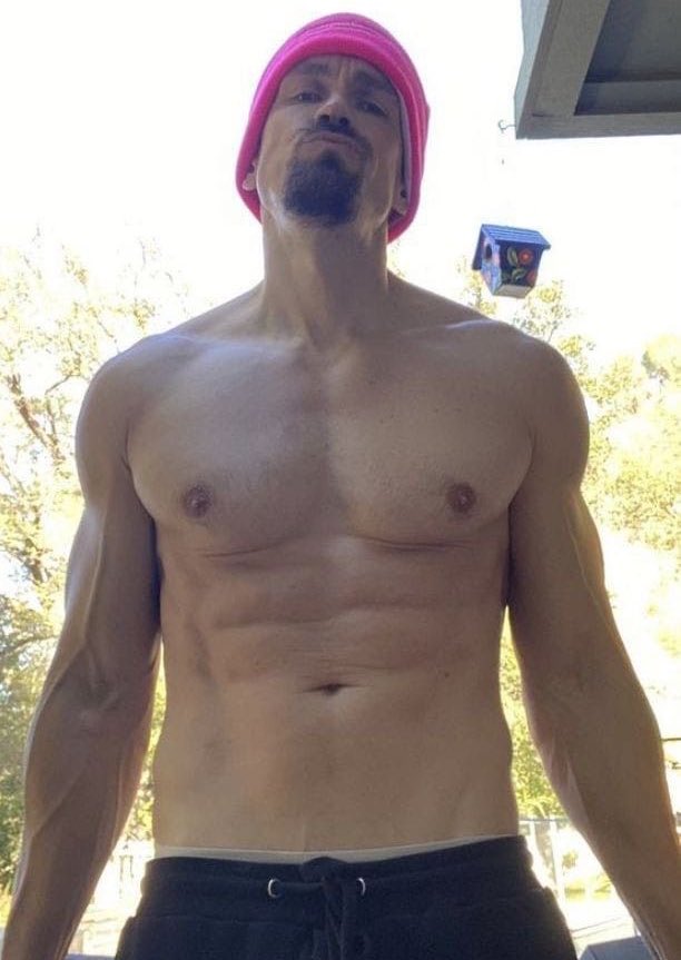 hemsfav's tweet image. steve howey is so hot