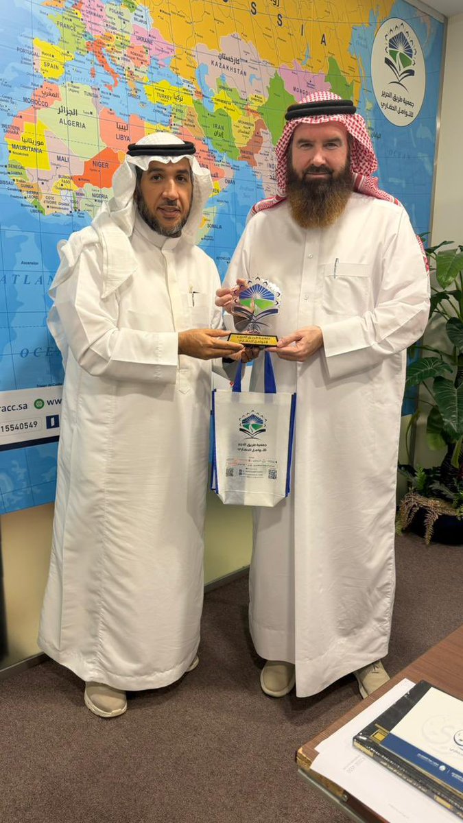 استقبلت الجمعية اليوم الداعية العالمي الأمريكي عبدالرحيم مكارثي <a href="/shmccarthy/">AbdurRaheem McCarthy</a> ، حيث كانت الزيارة فرصة للتعرف على أنشطة وبرامج الجمعية ومبادراتها التي تهدف إلى تعزيز القيم المجتمعية والحضارية.
وناقش الطرفان خلال اللقاء سبل تعزيز الشراكة بين الجمعية والداعية، واستكشاف فرص الاستفادة