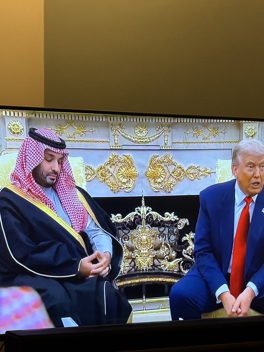 Unbelievable that Trump has this fecker in Oval Office .