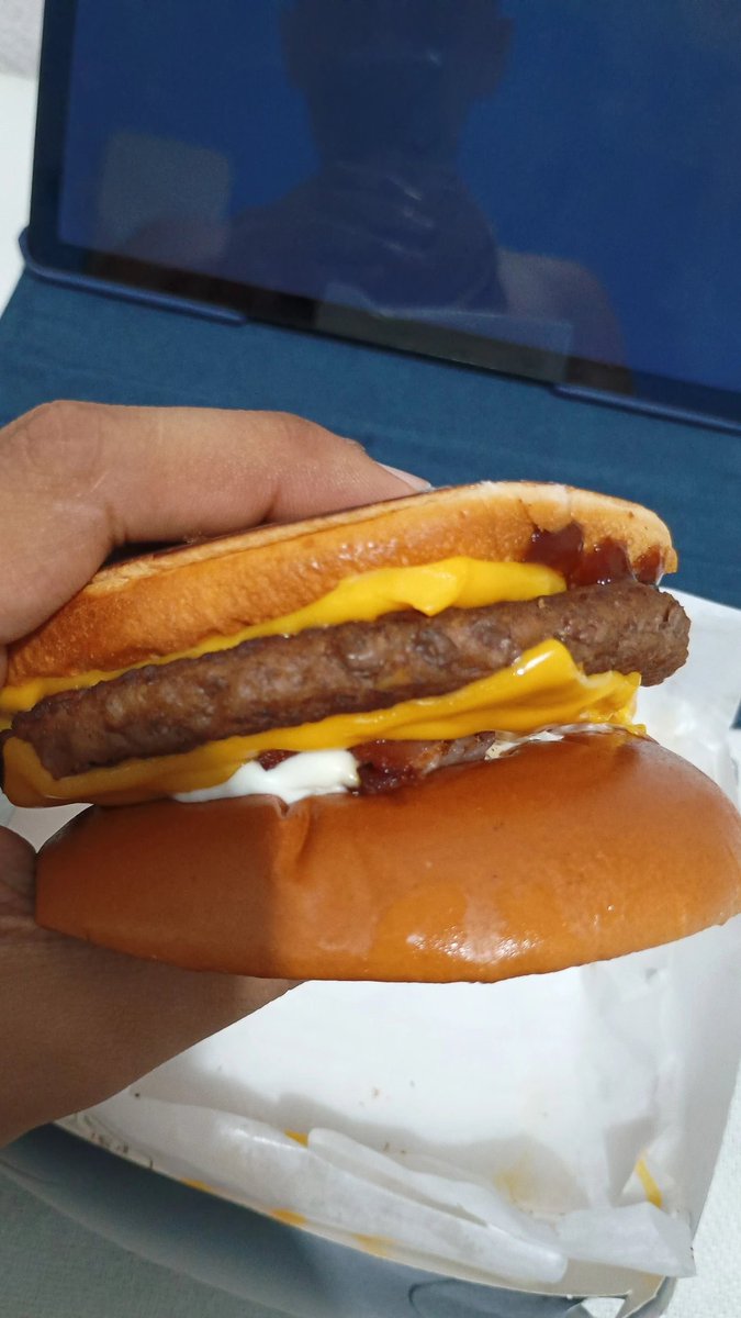 ruperron's tweet image. review:
-o hambúrguer é MUITO gostoso. não ironicamente um dos melhores que comi 10/10
- batatinha normal 0/10
- sorvete é uma delícia, tô apaixonado 10/10
-o bagulho preto é MUITO gostoso, adorei 10/10
- coca com sorvete não gostei muito, achei nada a ver 3/10