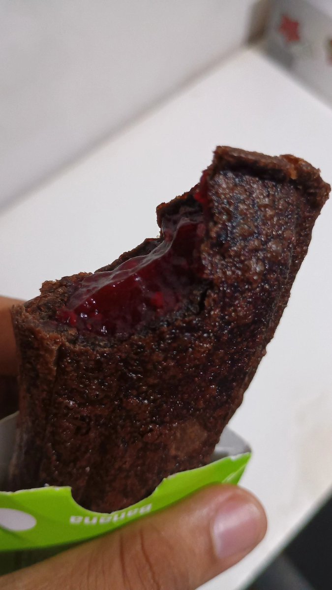 ruperron's tweet image. review:
-o hambúrguer é MUITO gostoso. não ironicamente um dos melhores que comi 10/10
- batatinha normal 0/10
- sorvete é uma delícia, tô apaixonado 10/10
-o bagulho preto é MUITO gostoso, adorei 10/10
- coca com sorvete não gostei muito, achei nada a ver 3/10